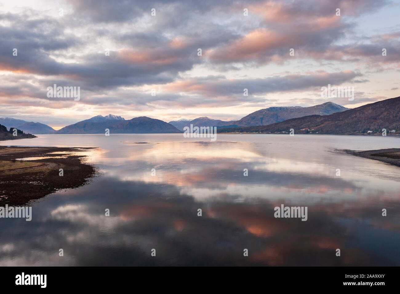 Schottische Highlands Gebirgslandschaft am Abend Licht bei Dämmerung von Ballachulish über Loch Linnhe zu Inversanda Bucht im Ardgour und Garbh Bheinn Stockfoto