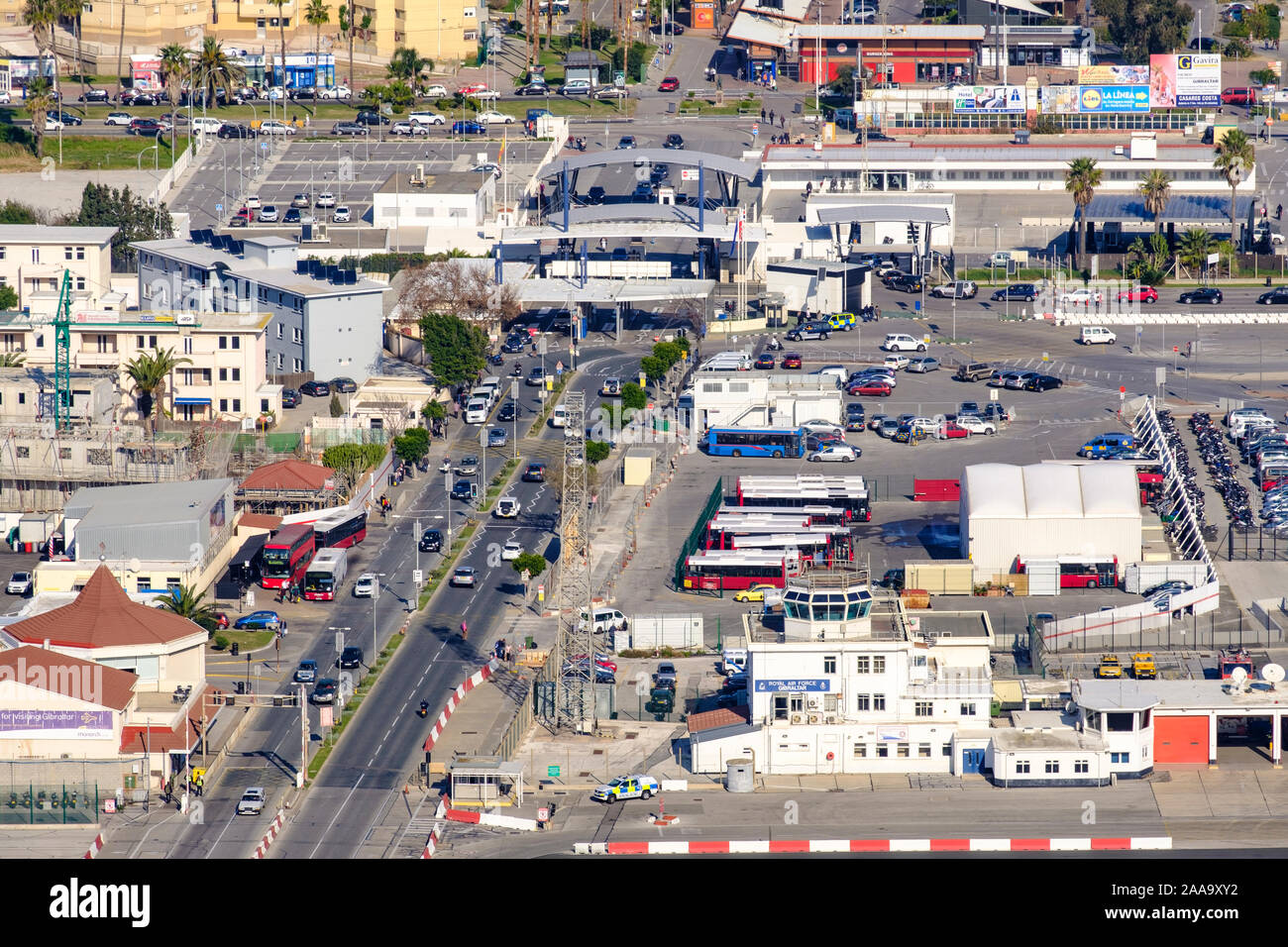 Die Winston Churchill Avenue überquert die Landebahn des Flughafens von Gibraltar und blickt auf die Grenze über die Straße bei der Grenzkontrolle nach Spanien/La Linea. Stockfoto