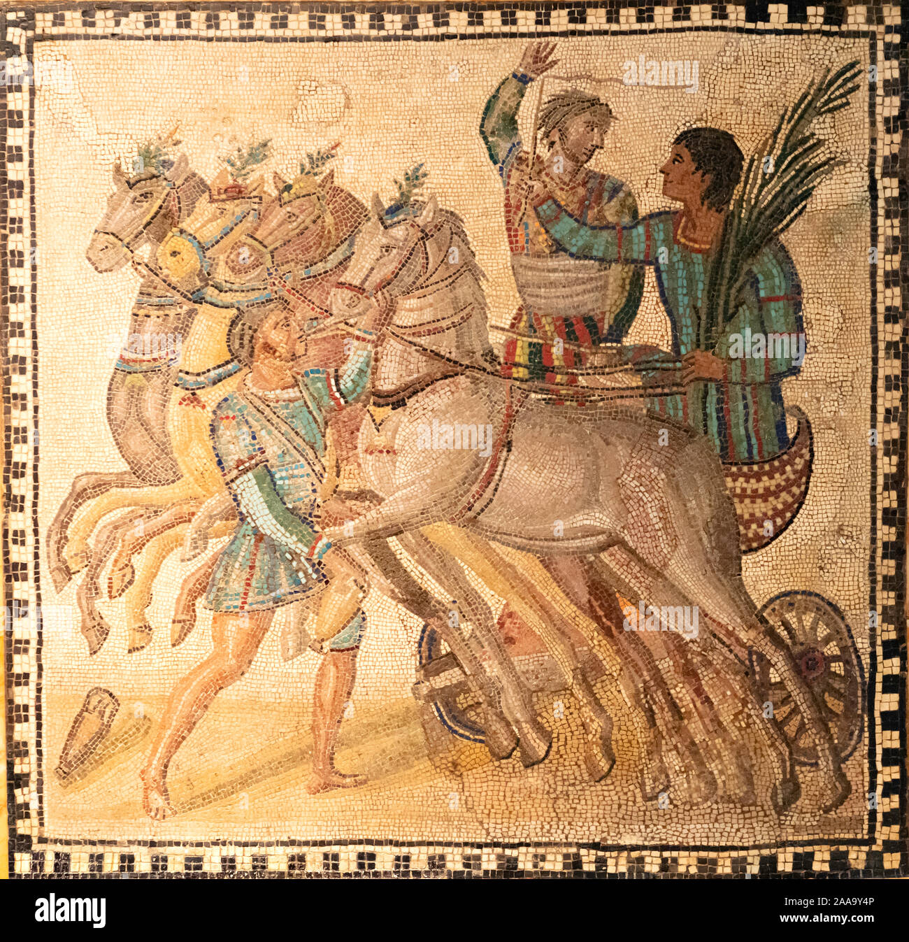 Mosaik mit einer Quadriga im römischen Zirkus mit der winer, dass ein Palm auf seiner Schulter haben Stockfoto
