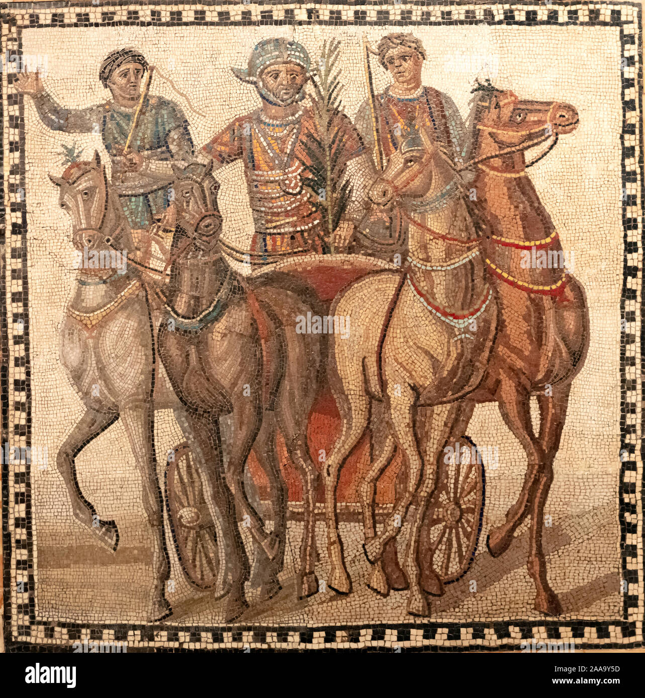 Mosaik zeigt ein Rennwagen von zwei Pferden im römischen Zirkus mit der winer, hat einen Palm auf seiner Schulter gezogen Stockfoto