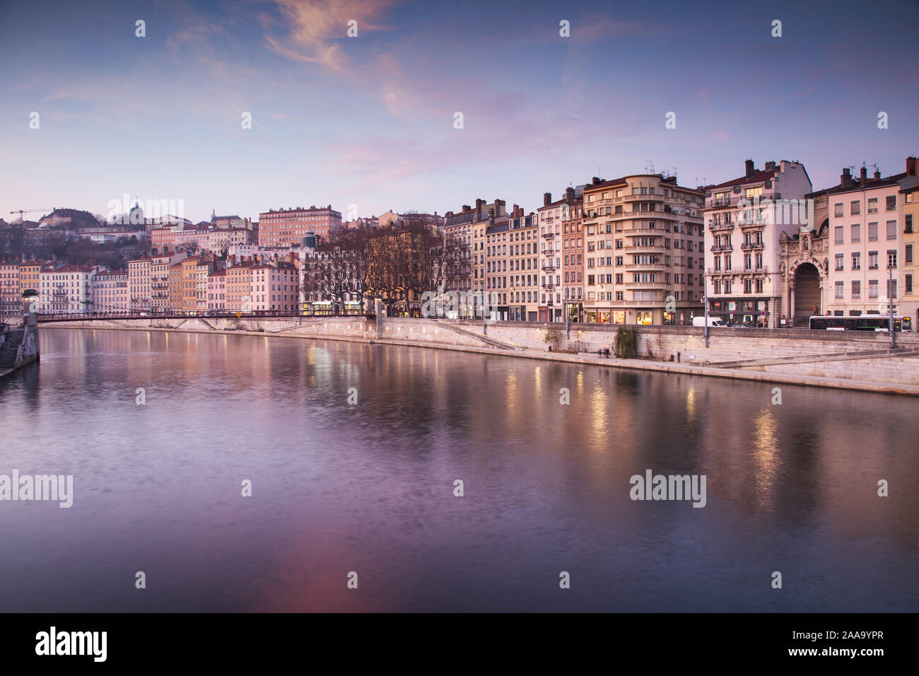 Lyon Gebäude am Ufer des Flusses Saône bei Sonnenuntergang Stockfoto