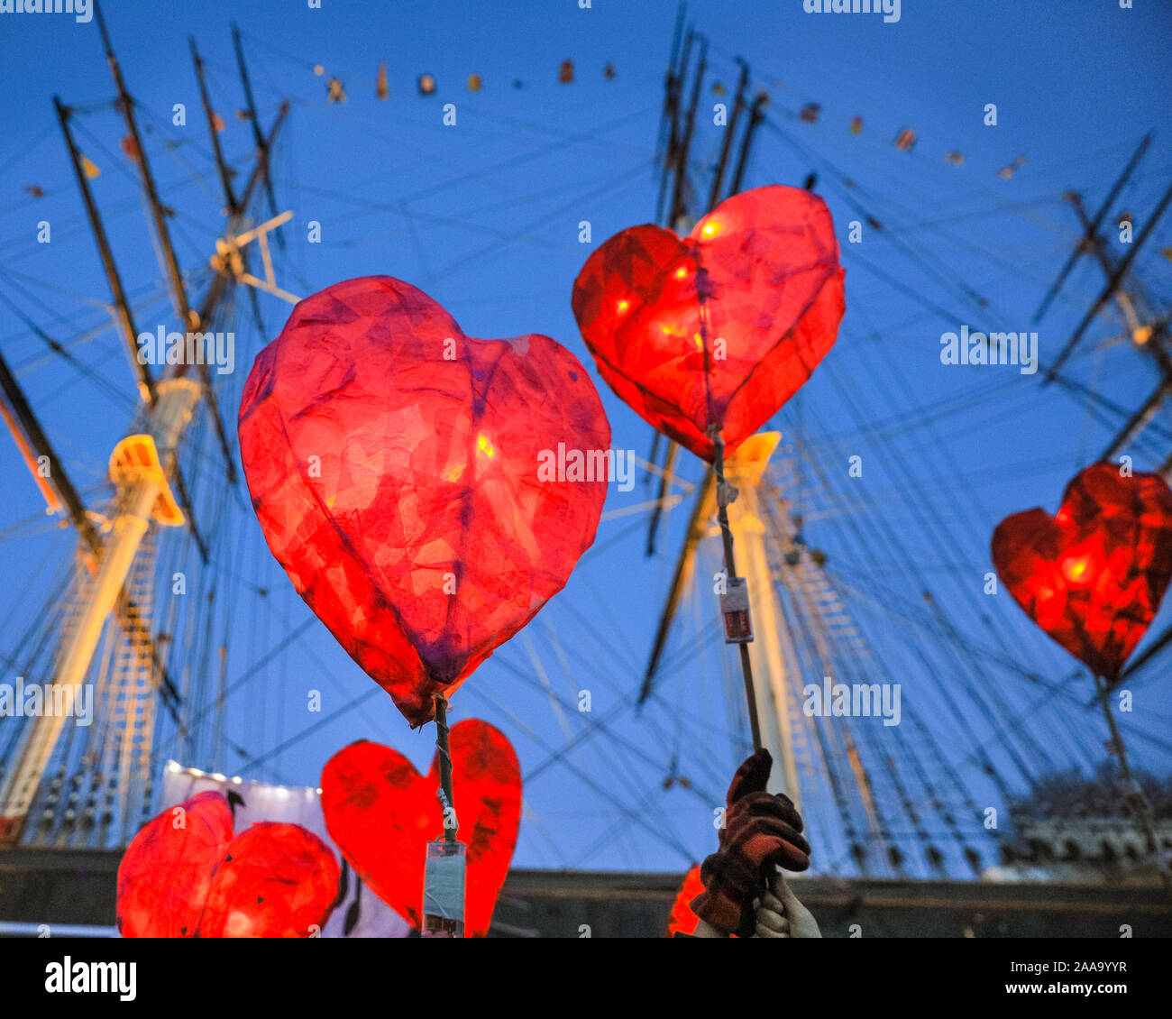 Greenwich, London, UK, 20. November 2019. Herzförmige Laternen an der Cutty Sark. Der jährliche Laternenumzug im Royal Borough von Greenwich, in diesem Jahr mit Laternen auf "Die 12 Tage von Weihnachten", sieht Kinder aus mehreren Schulen Parade ihre handgemachten Laternen. Die parade Erlös durch den Boden des Old Royal Naval College, vorbei an den historischen Cutty Sark Clipper, und in Greenwich Markt für die großen Weihnachtsbeleuchtung einschalten. Credit: Imageplotter/Alamy leben Nachrichten Stockfoto