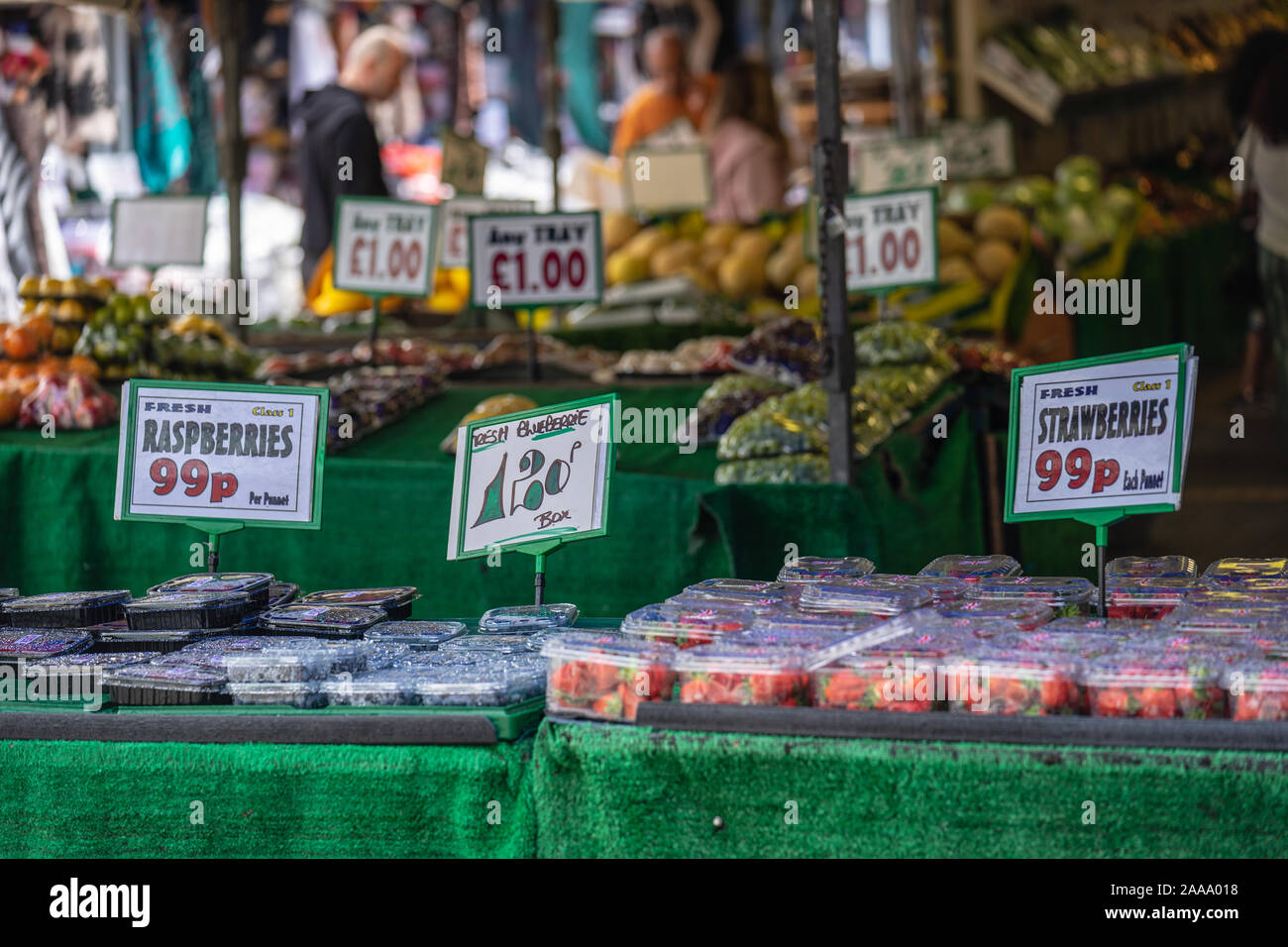 Einen temporären öffentlichen Markt in England, in der Regel im Freien an bestimmten Tagen der Woche, oft, aber nicht immer, in einer Straße Stockfoto