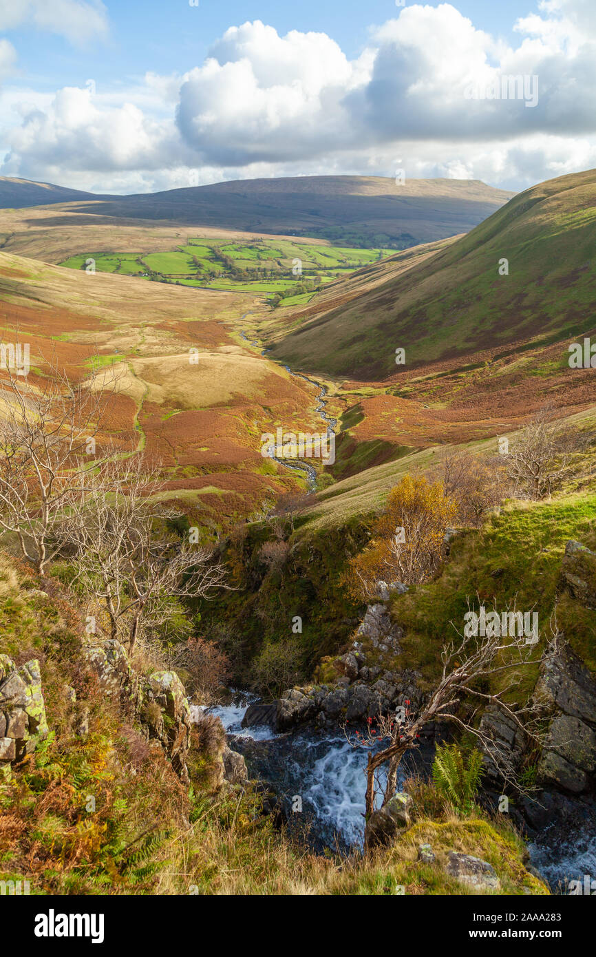 Nach unten das Tal von Cautley Auswurfkrümmer Wasserfall, Cumbria in England. Stockfoto