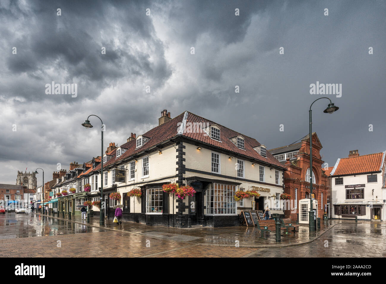 Dunkle Regenwolken über die Trauben Public House, in der englischen Stadt Beverley im East Riding von Yorkshire. Stockfoto
