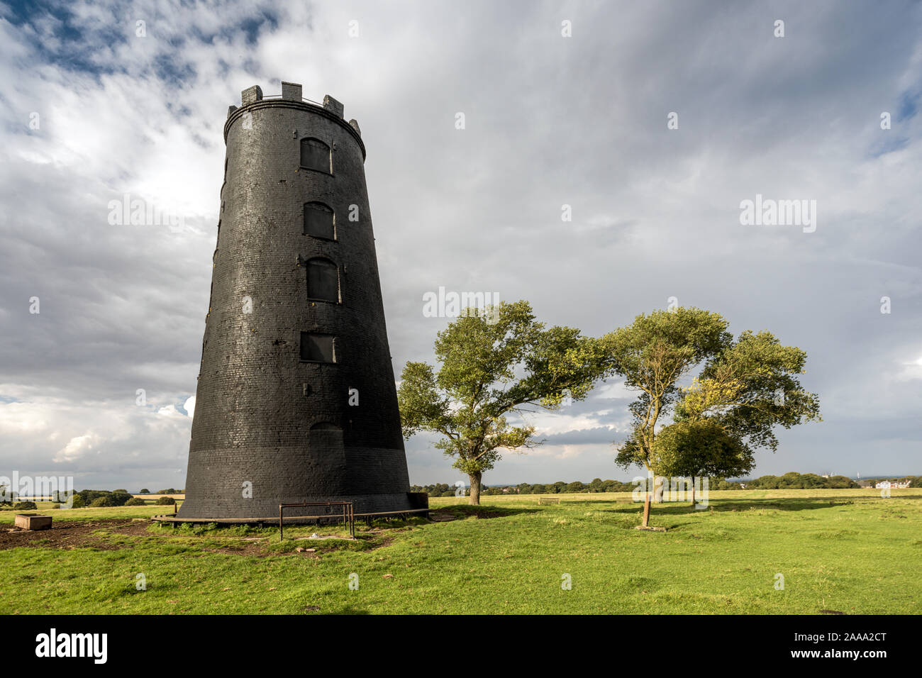 Die schwarze Mühle, ein altes Backsteingebäude, Windmühle mit schwarzem Teer mit Keine Segel gestrichen, und ist ein Wahrzeichen an Beverley Westwood, Beverley, East Yorkshire, England Stockfoto