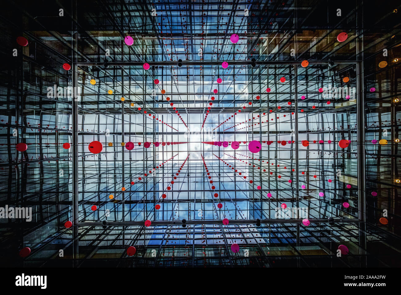 'Pixel Cloud" Installation von Daniel Hirchmann. Leuchtende Kugeln in einem Atrium in einem Bürogebäude ausgesetzt, einer Bischöfe Square, London. Großbritannien Stockfoto