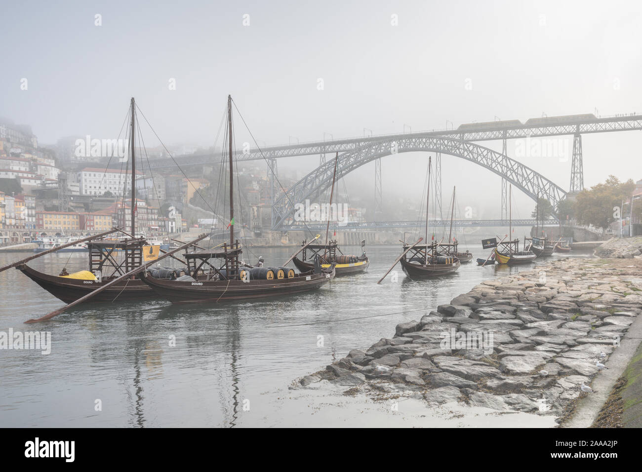 Rabelo traditionelle Boote für Wein Transport auf dem Fluss Douro. In Vila Nova de Gaia an einem nebligen Morgen. Stockfoto