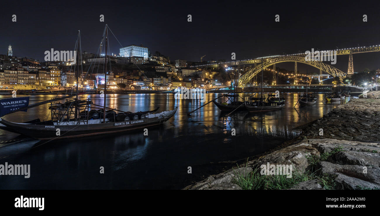 Rabelo traditionelle Boote für Wein Transport auf dem Fluss Douro, Porto, mit der Dom Luís I Brücke im Hintergrund. Stockfoto