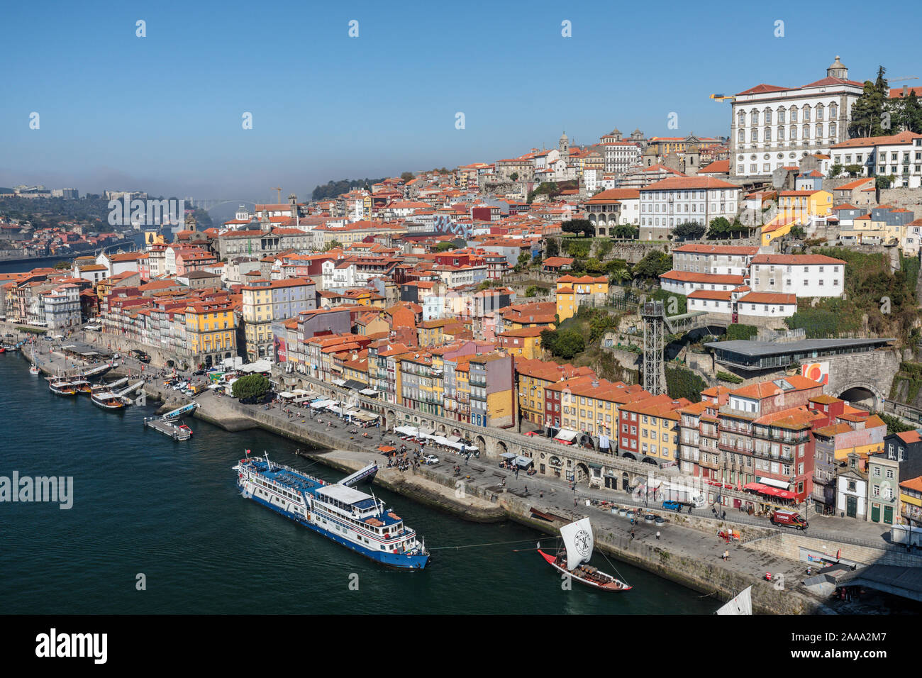 Blick vom Dom Luis I Brücke die Beaufsichtigung der Ribeira und den Fluss Douro. Porto, Portugal Stockfoto