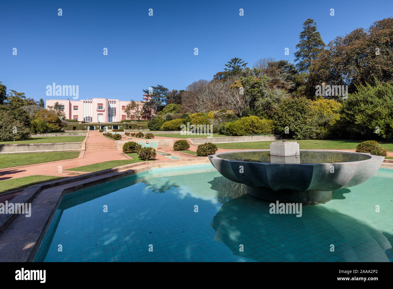 Serralves: ein Museum für moderne Kunst, ein 50er Haus und ein Park voller kleiner Winkel zu erforschen, für eine der am meisten besuchten Attraktion in Porto. Stockfoto