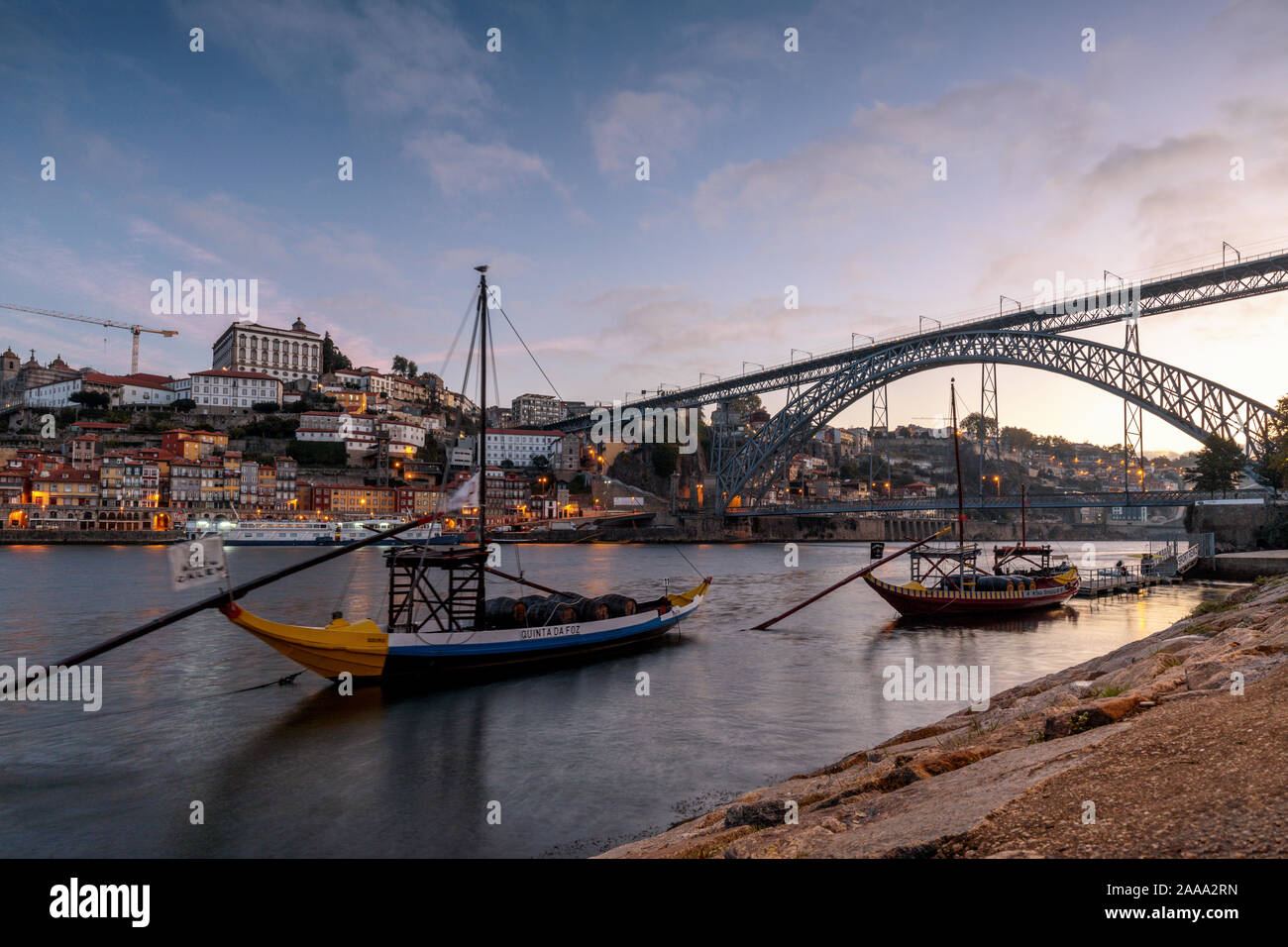 Rabelo traditionelle Boote für Wein Transport auf dem Fluss Douro. In Vila Nova de Gaia, mit Dom Luís I Brücke und Altstadt Skyline im Hintergrund. Stockfoto