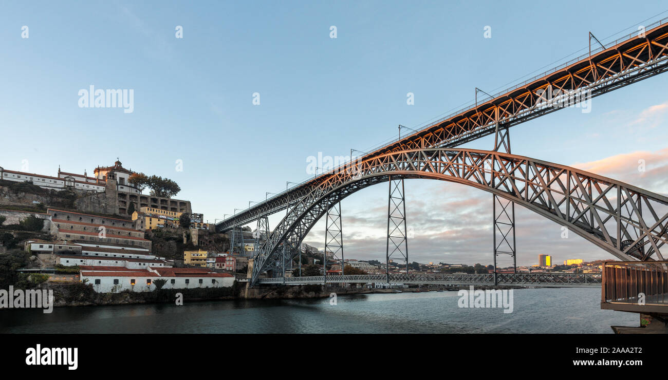 Der Dom Luis I Brücke überspannt den Fluss Douro nach Ribeira Bezirk UNESCO World Heritage Site, Porto, Douro, Portugal, Europa Stockfoto