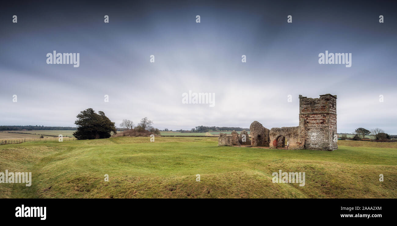 Die Ruine der mittelalterlichen Kirche Knowlton und Erdarbeiten ist in der Mitte einer neolithischen Ritual henge Erdarbeiten. Angeblich Die am meisten frequentierte Platz in Dorset. Stockfoto