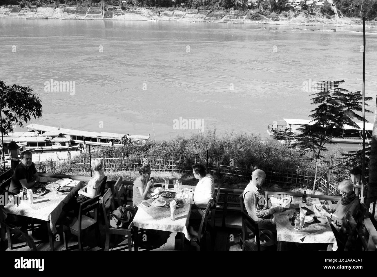 Laos: Restaurant in Luang Prabang am Mekong Fluss. Stockfoto