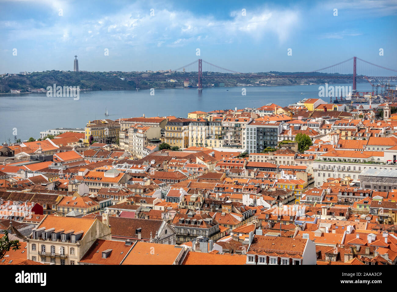 Der Blick vom Castelo de São Jorge Schloss Portugal Lissabon Der 25 de Abril Brücke über den Fluss Tejo und das Heiligtum von Christus, dem König, Statue Stockfoto