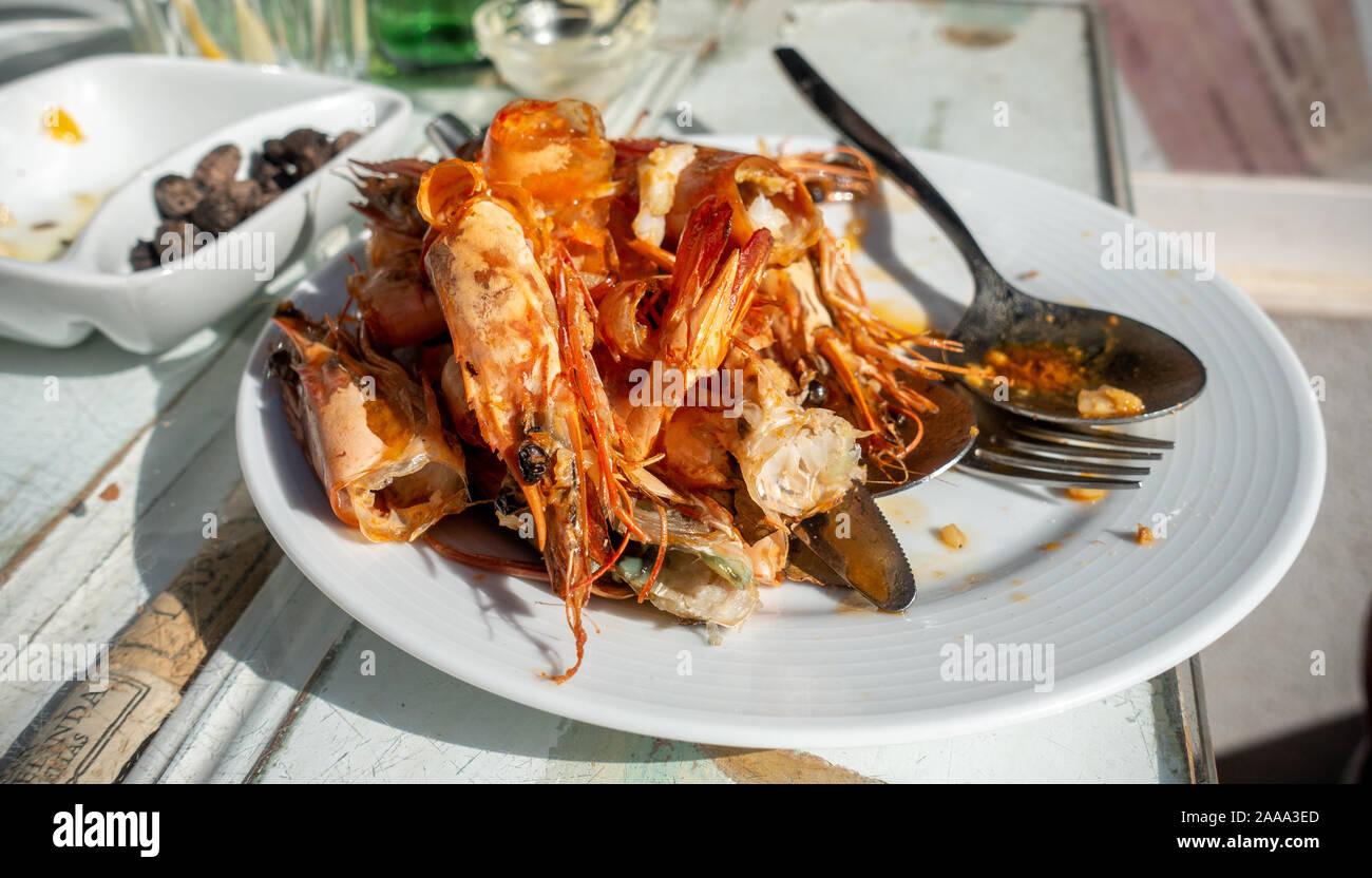 Die Reste einer Mahlzeit von grossen Jumbo Shrimps in Cascais Portugal Stockfoto