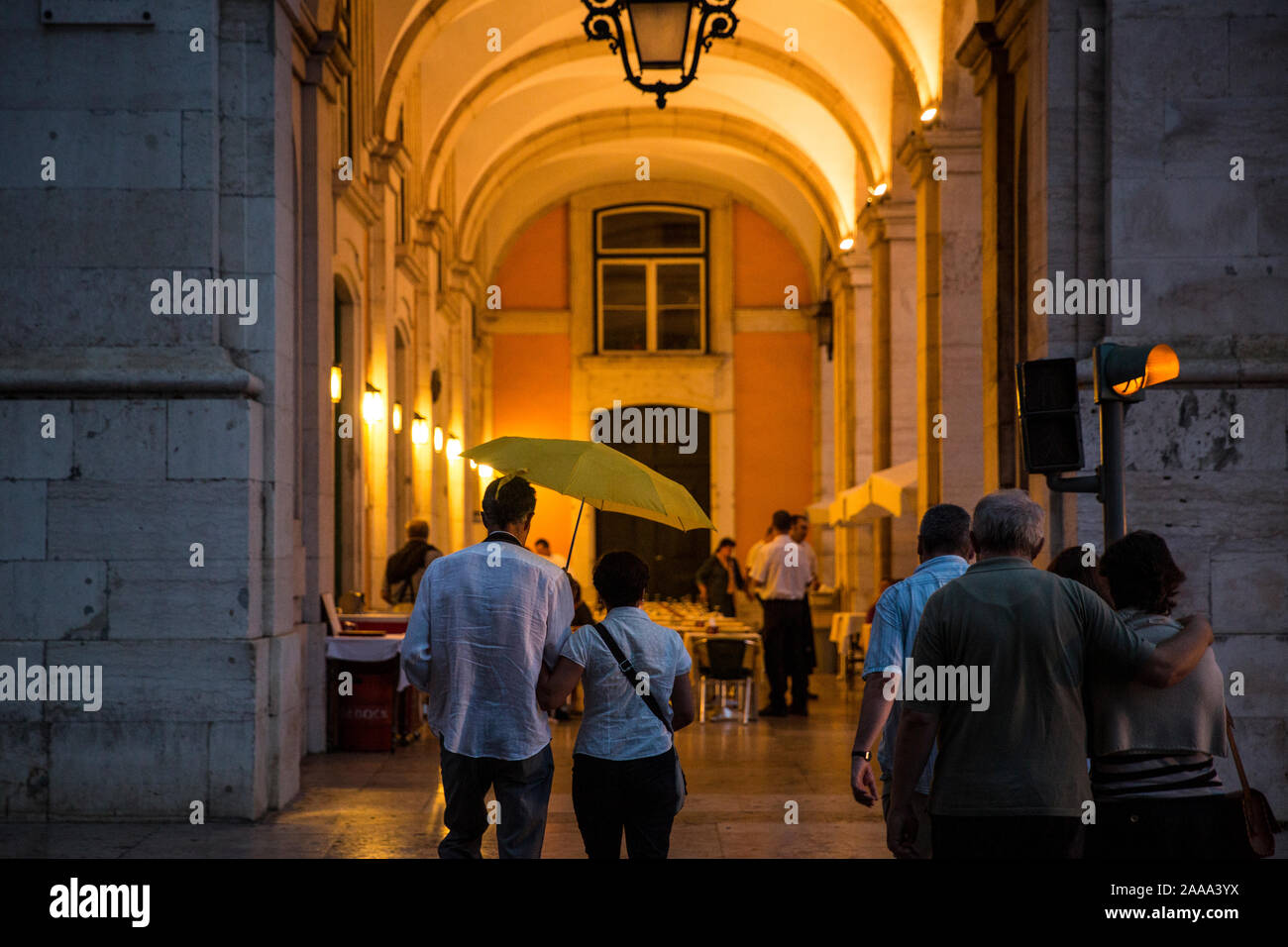 Paar Kreuzung Rua da Prata. Lissabon, Portugal Stockfoto