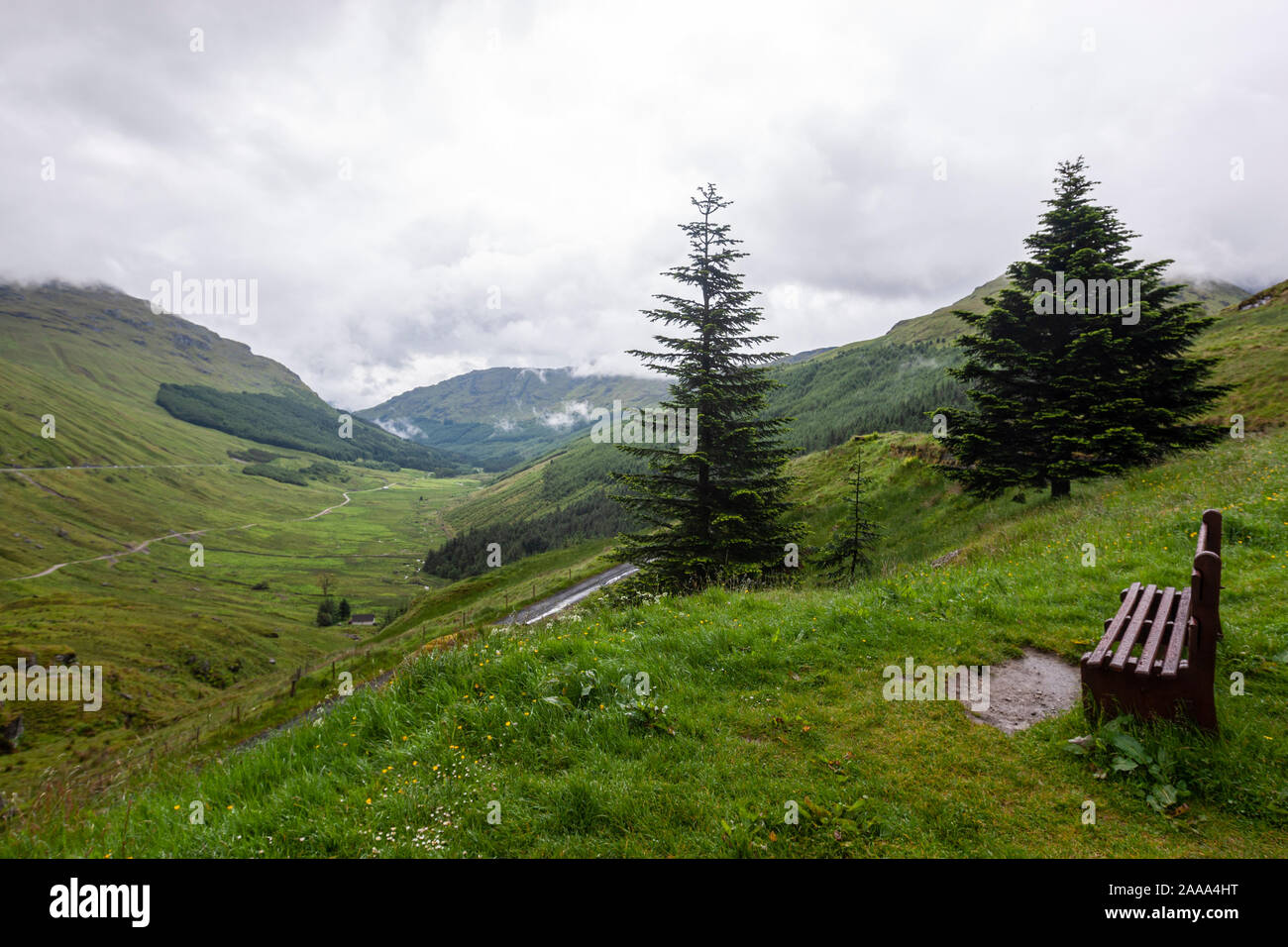 Wooden Bench Rest and Be Thankful Viewpoint, Argyll & Bute, Schottland, Großbritannien Stockfoto