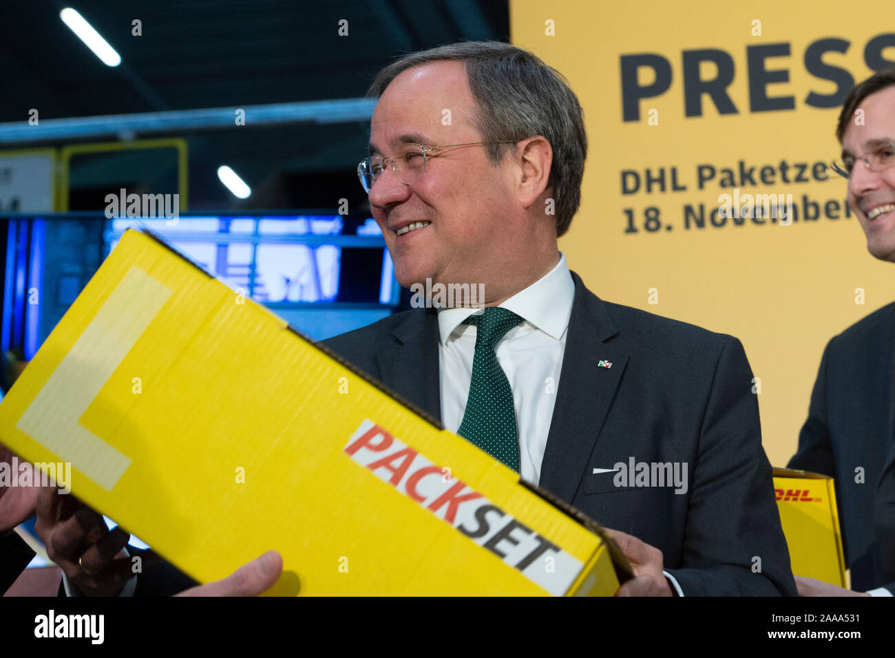Bochum, Deutschland. Nov, 2019 18. Armin LASCHET, Ministerpräsident des Landes Nordrhein-Westfalen, hält ein Paket in der Hand, die Inbetriebnahme der neuen mega Paketzentrum der Deutschen Post DHL in Bochum am 18.11.2019. | Verwendung der weltweiten Kredit: dpa/Alamy leben Nachrichten Stockfoto