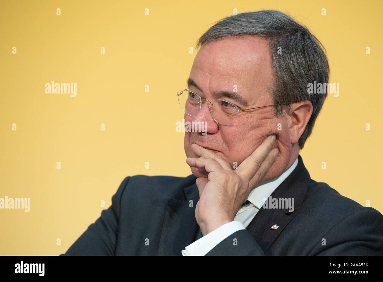 Bochum, Deutschland. Nov, 2019 18. Armin LASCHET, Ministerpräsident des Landes Nordrhein-Westfalen, Porträt, Porträt, Porträt, 7/8-Einzelbild, Einzelbild, Inbetriebnahme der neuen mega-paketzentrum der Deutschen Post DHL in Bochum, 18.11.2019. | Verwendung der weltweiten Kredit: dpa/Alamy leben Nachrichten Stockfoto