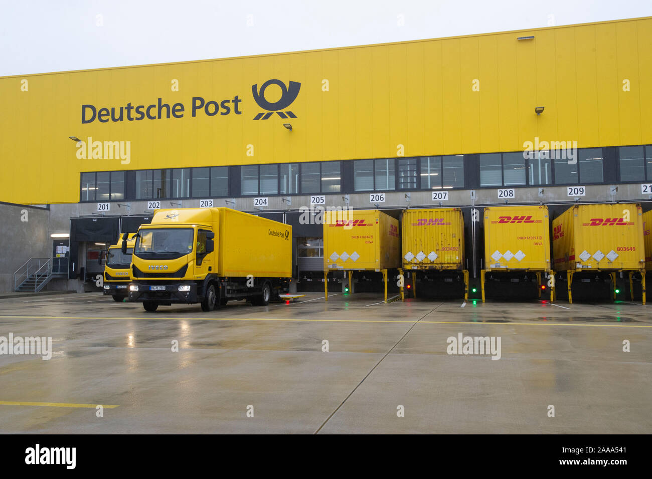 Bochum, Deutschland. Nov, 2019 18. Äußere des Paketzentrums mit Ladebrücken, Container Lkw-Rampen. Die Inbetriebnahme der neuen mega Paketzentrum der Deutschen Post DHL in Bochum, 18.11.2019. | Verwendung der weltweiten Kredit: dpa/Alamy leben Nachrichten Stockfoto