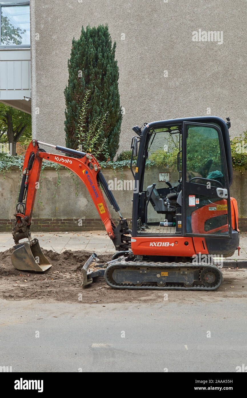 Mini Bagger auf einer Straße der Stadt Stockfoto
