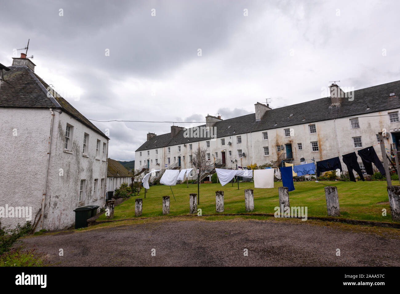 Tücher gehängt Trocknung in einer Yards der Terrassen Häuser in Inveraray, Argyll und Bute, Schottland, Großbritannien Stockfoto