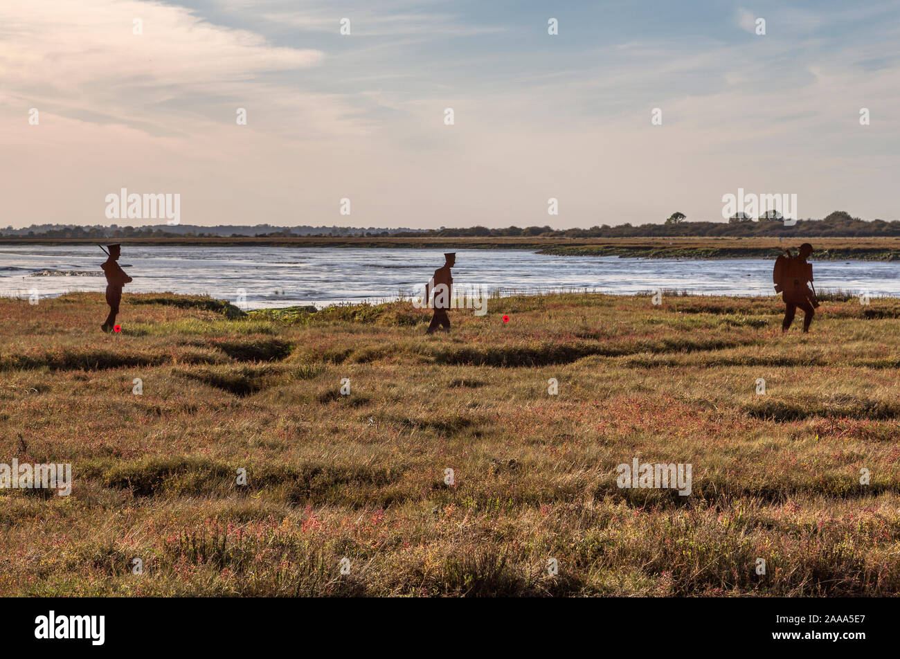 Silhouetten von Metall WW1 Soldaten März über der Landschaft. Eine bewegende Erinnerung Hommage an die Männer, die ihr Leben in WW1 verloren. Stockfoto