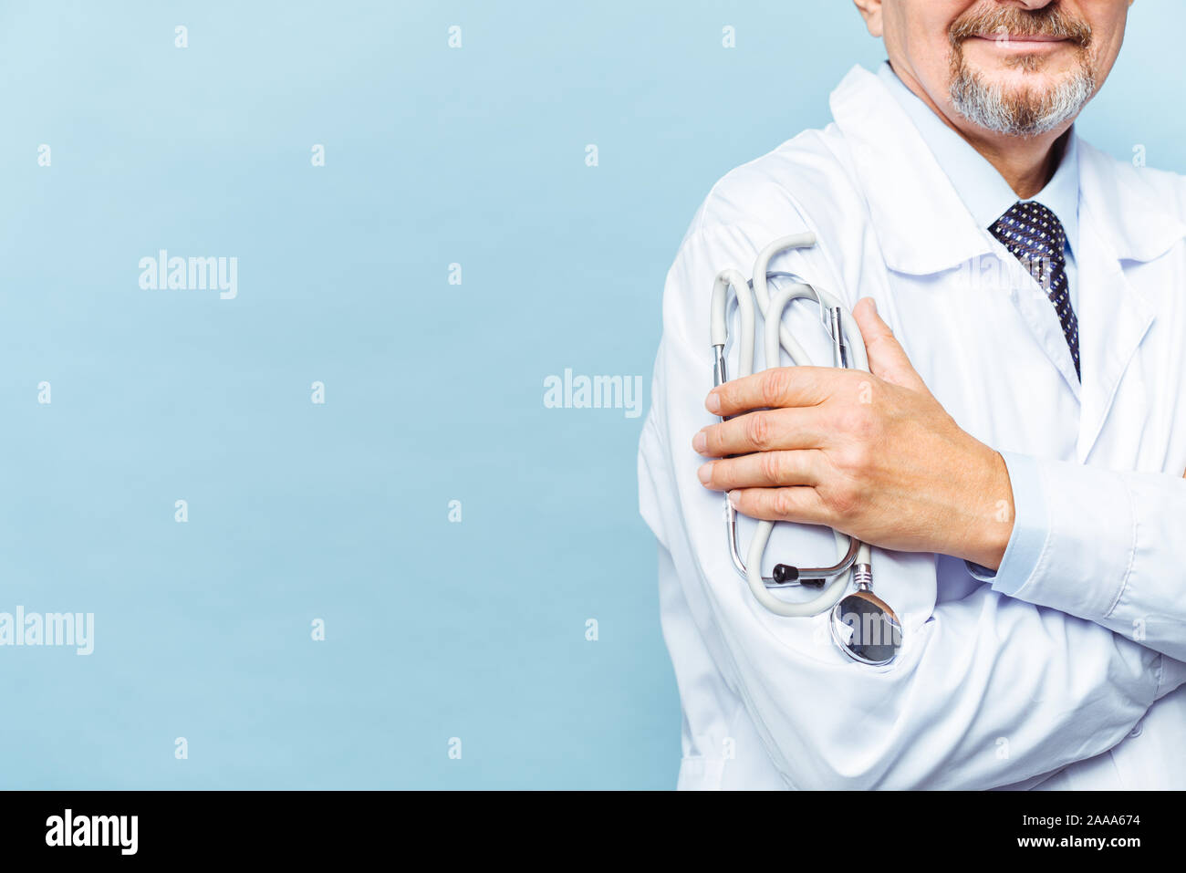 Arzt mit einem Stethoskop in der Hand, Medical Care Konzept Stockfoto