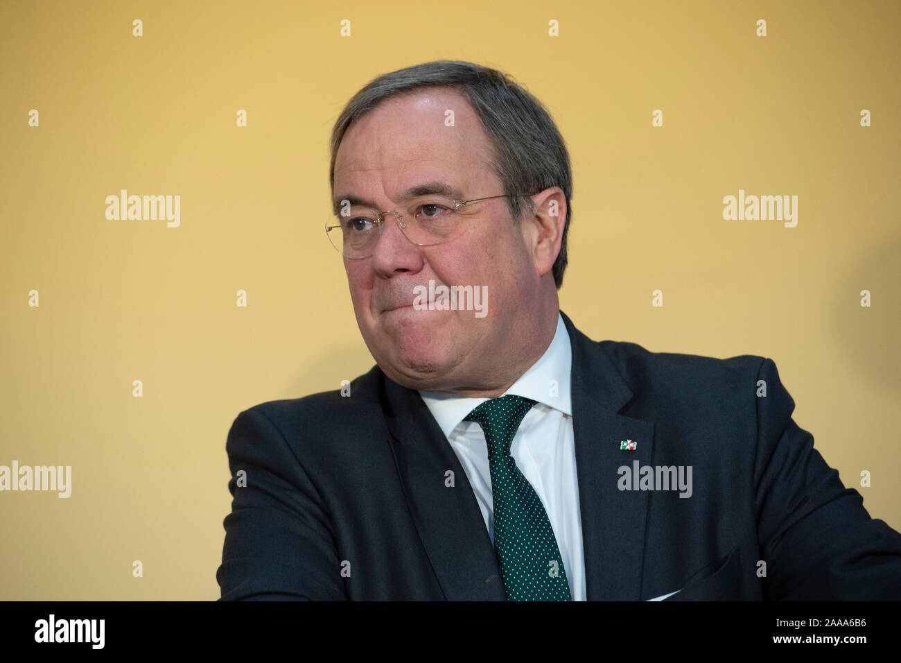 Bochum, Deutschland. Nov, 2019 18. Armin LASCHET, Ministerpräsident des Landes Nordrhein-Westfalen, Porträt, Porträt, Porträt, 7/8-Einzelbild, Einzelbild, Inbetriebnahme der neuen mega-paketzentrum der Deutschen Post DHL in Bochum, 18.11.2019. | Verwendung der weltweiten Kredit: dpa/Alamy leben Nachrichten Stockfoto