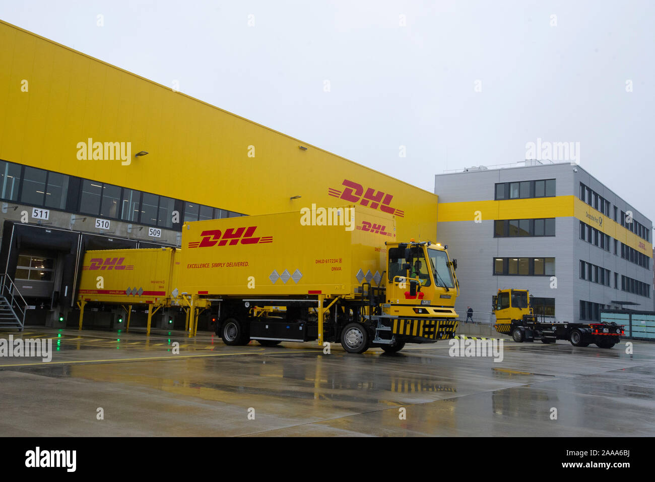 Bochum, Deutschland. Nov, 2019 18. Äußere des Paketzentrums mit Ladebrücken, Container Lkw-Rampen. Die Inbetriebnahme der neuen mega Paketzentrum der Deutschen Post DHL in Bochum, 18.11.2019. | Verwendung der weltweiten Kredit: dpa/Alamy leben Nachrichten Stockfoto