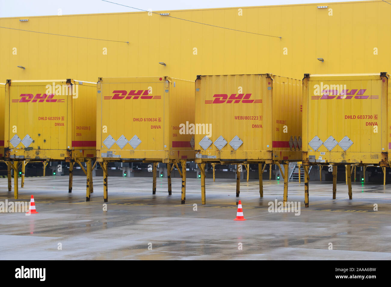 Bochum, Deutschland. Nov, 2019 18. Äußere des Paketzentrums mit Ladebrücken, Container Lkw-Rampen. Die Inbetriebnahme der neuen mega Paketzentrum der Deutschen Post DHL in Bochum, 18.11.2019. | Verwendung der weltweiten Kredit: dpa/Alamy leben Nachrichten Stockfoto