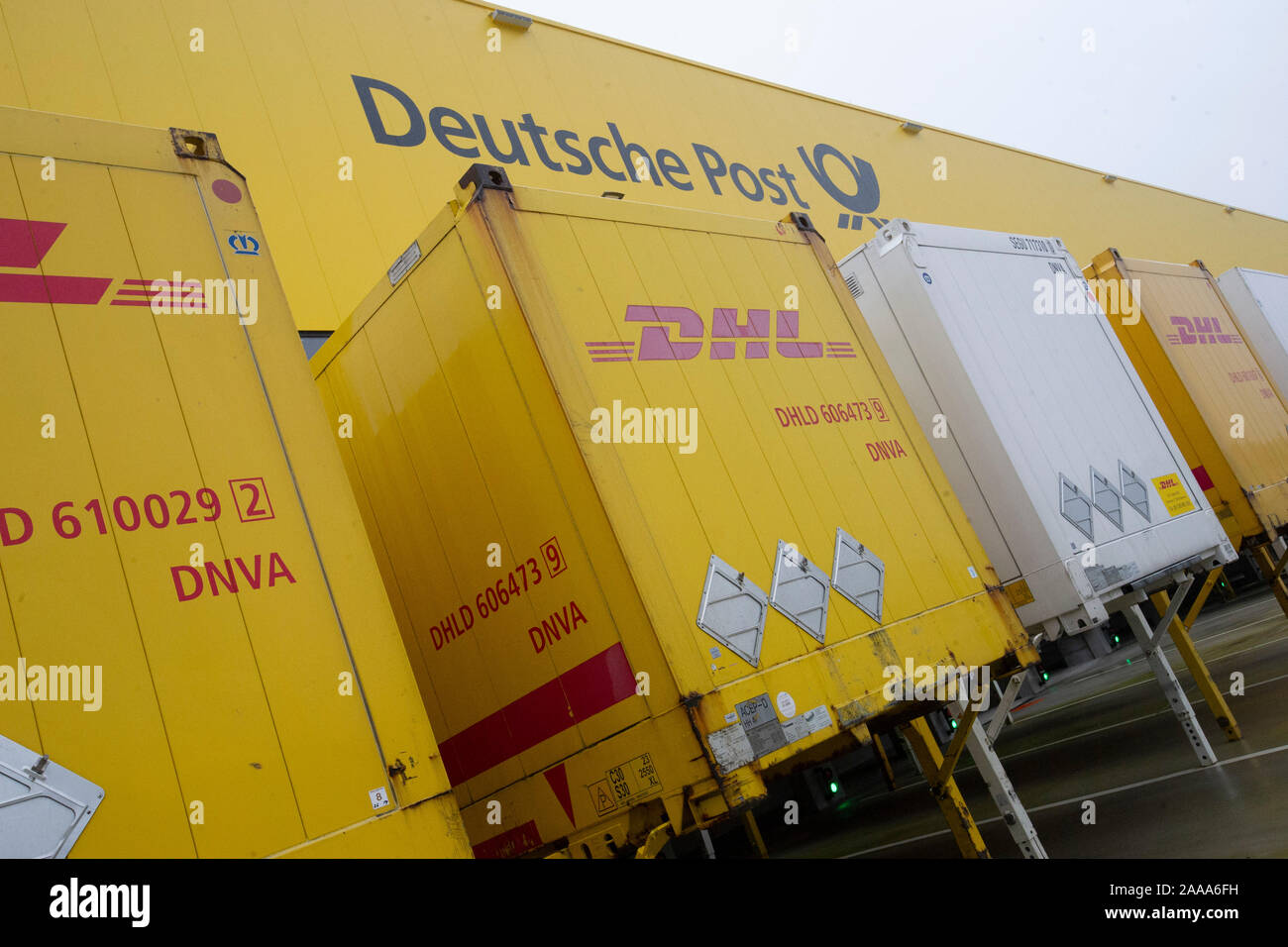 Bochum, Deutschland. Nov, 2019 18. Äußere des Paketzentrums mit Ladebrücken, Container Lkw-Rampen. Die Inbetriebnahme der neuen mega Paketzentrum der Deutschen Post DHL in Bochum, 18.11.2019. | Verwendung der weltweiten Kredit: dpa/Alamy leben Nachrichten Stockfoto