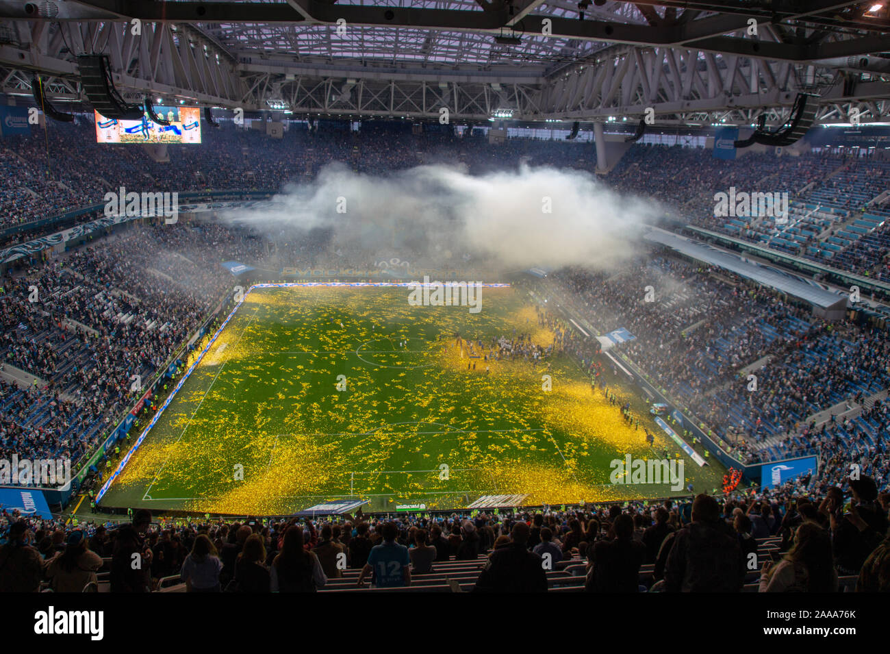 Fußballspiel in einem großen überfüllten Stadion Stockfoto