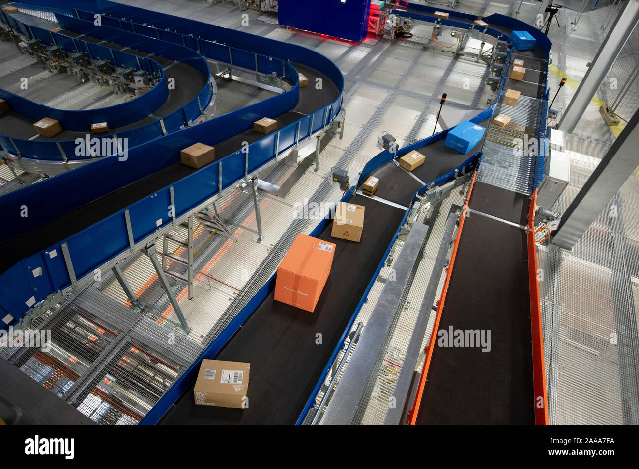 Bochum, Deutschland. Nov, 2019 18. Innenansicht des Paketzentrums, Pakete auf dem Förderband, Sortieren, Überblick über die Pakete, Förderbänder, die Inbetriebnahme der neuen mega Paketzentrum der Deutschen Post DHL in Bochum, 18.11.2019. | Verwendung der weltweiten Kredit: dpa/Alamy leben Nachrichten Stockfoto