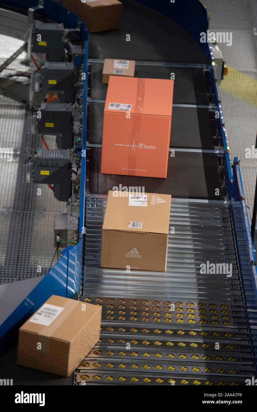 Bochum, Deutschland. Nov, 2019 18. Innenansicht des Paketzentrums, Pakete auf dem Förderband, Sortieren, Überblick über die Pakete, Förderbänder, die Inbetriebnahme der neuen mega Paketzentrum der Deutschen Post DHL in Bochum, 18.11.2019. | Verwendung der weltweiten Kredit: dpa/Alamy leben Nachrichten Stockfoto