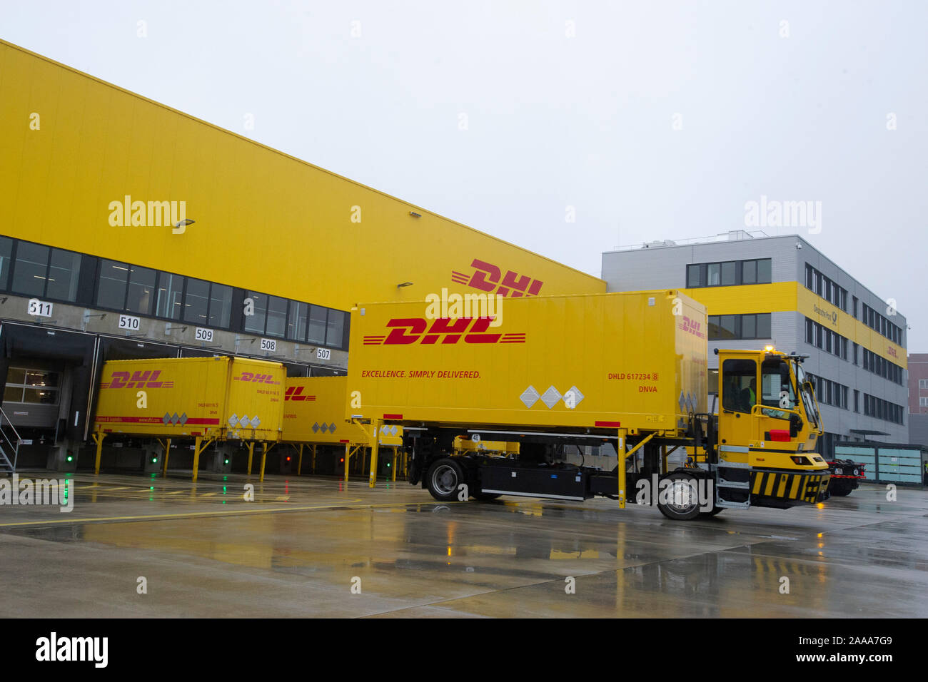 Bochum, Deutschland. Nov, 2019 18. Äußere des Paketzentrums mit Ladebrücken, Container Lkw-Rampen. Die Inbetriebnahme der neuen mega Paketzentrum der Deutschen Post DHL in Bochum, 18.11.2019. | Verwendung der weltweiten Kredit: dpa/Alamy leben Nachrichten Stockfoto