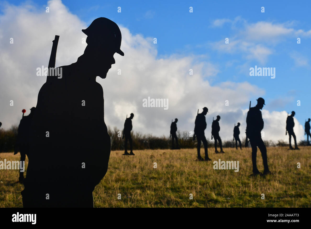 M 40 Soldaten - Skulptur auf dem Hügel im Aston Rowant Nature Reserve, Kennzeichnung, 101 Jahre seit dem Ende des WW1 für Remebrance Day. Bis zum 24. November 2019. 75 poppy Kränze in der Hill WWII darstellen. Stockfoto