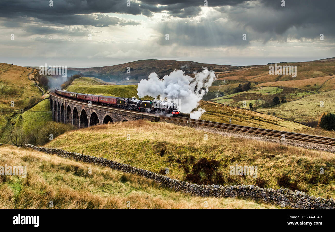 Die Zitadelle Nostalgie doppelte überschrift Steam Train unter der Leitung von zwei Schwarzen 5 Überquerung der s Arten Gill Viadukt auf der Settle-Carlisle Linie in den Yorkshire Dales Stockfoto