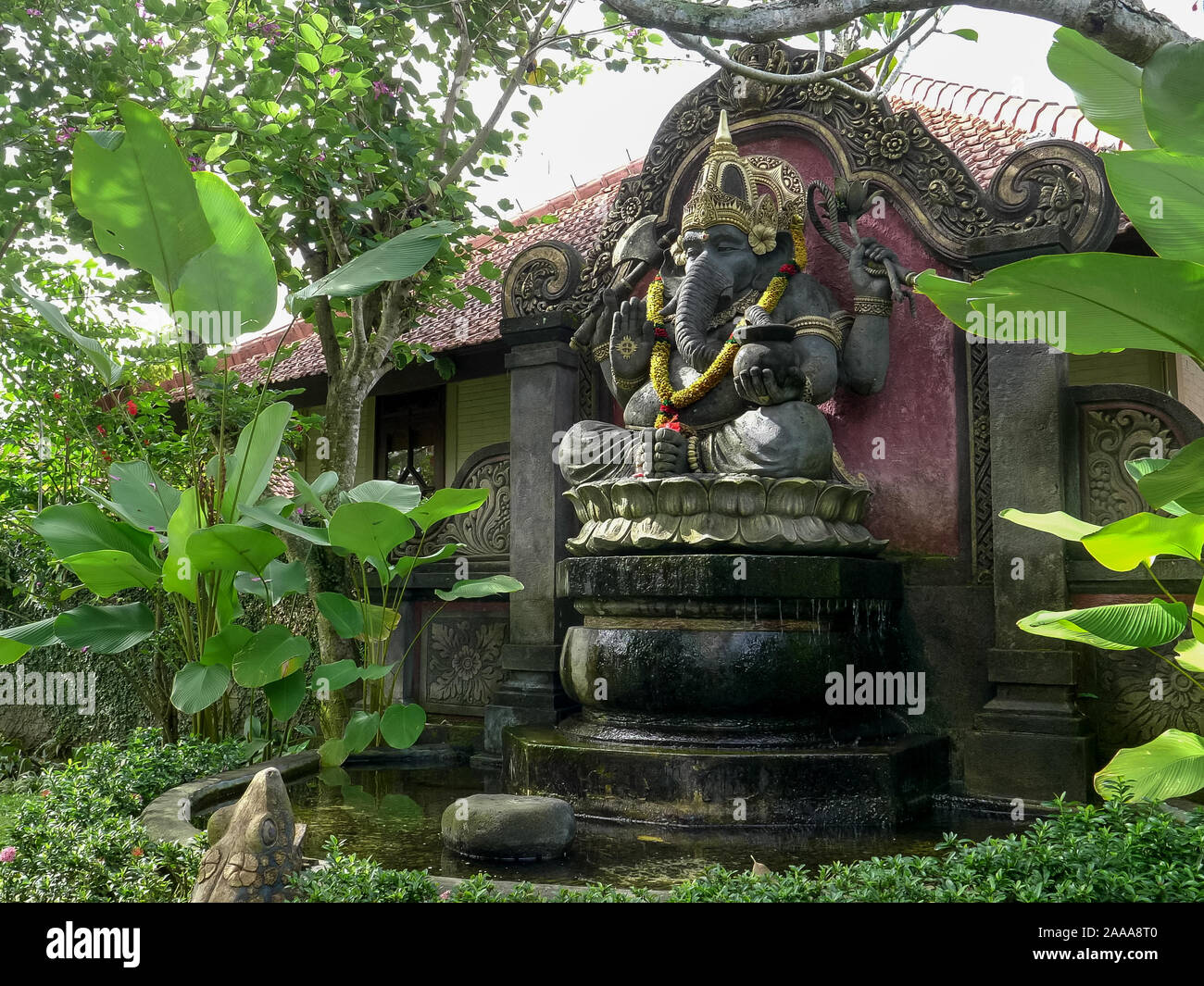 Eine Statue von Ganesh Brunnen in einem Garten in Ubud auf Bali Stockfoto