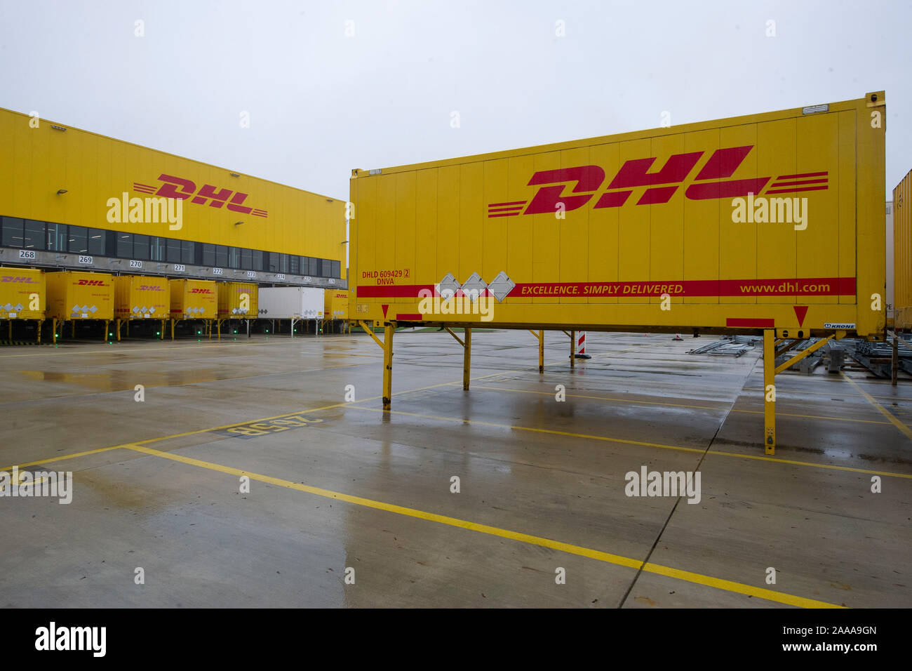 Bochum, Deutschland. Nov, 2019 18. Äußere des Paketzentrums mit Ladebrücken, Container Lkw-Rampen. Die Inbetriebnahme der neuen mega Paketzentrum der Deutschen Post DHL in Bochum, 18.11.2019. | Verwendung der weltweiten Kredit: dpa/Alamy leben Nachrichten Stockfoto