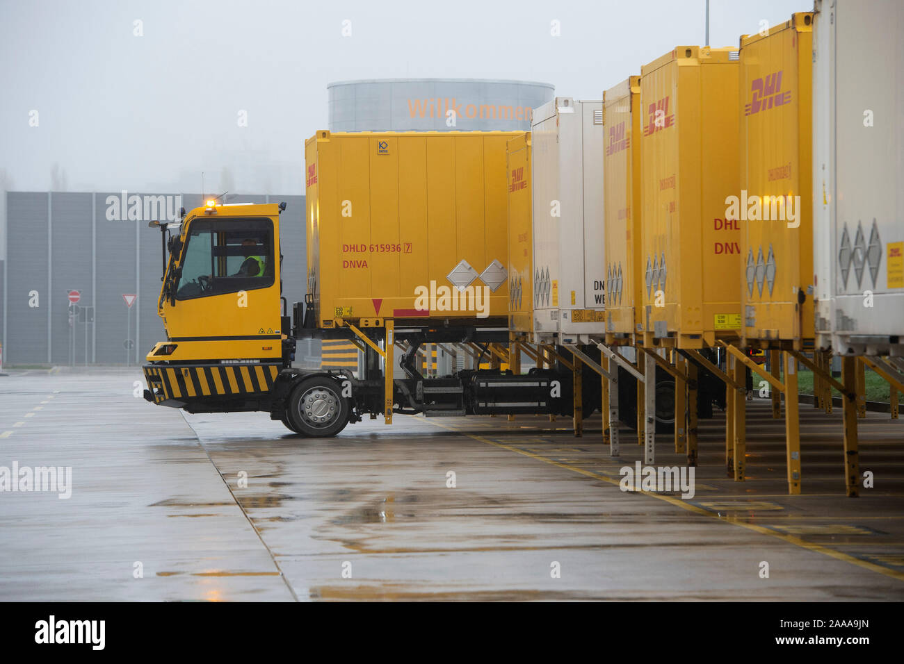 Bochum, Deutschland. Nov, 2019 18. Äußere des Paketzentrums mit Ladebrücken, Container Lkw-Rampen. Die Inbetriebnahme der neuen mega Paketzentrum der Deutschen Post DHL in Bochum, 18.11.2019. | Verwendung der weltweiten Kredit: dpa/Alamy leben Nachrichten Stockfoto