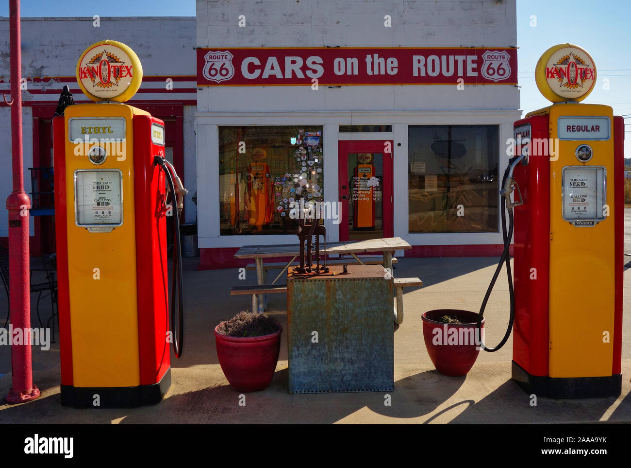 Autos auf der Route 66 in restaurierten Kan-o-Tex-Tankstelle in Galena, Kansas Stockfoto