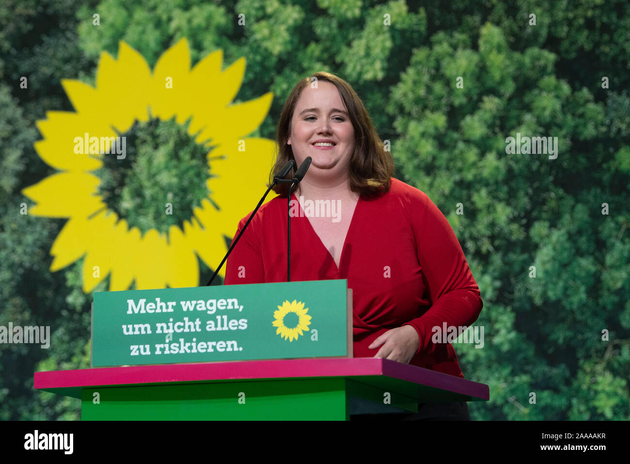 Bielefeld, Deutschland. 16 Nov, 2019. Ricarda LANG, Kandidat für das Amt des Stellvertretenden Bundesvorsitzende Bündnis 90/Die Grünen, in ihrer Rede, 44. ordentliche Delegiertenversammlung des Bundes Konferenz der Partei Bündnis 90/Die Grünen in der Stadthalle Bielefeld vom 15.-17.11.2019 | Verwendung der weltweiten Kredit: dpa/Alamy leben Nachrichten Stockfoto