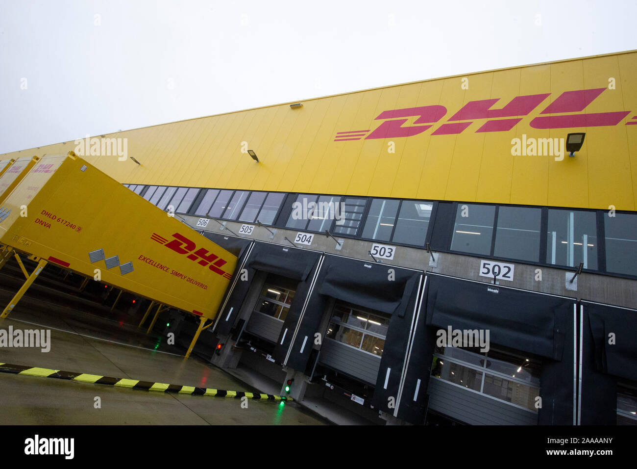 Bochum, Deutschland. Nov, 2019 18. Äußere des Paketzentrums mit Ladebrücken, Container Lkw-Rampen. Die Inbetriebnahme der neuen mega Paketzentrum der Deutschen Post DHL in Bochum, 18.11.2019. | Verwendung der weltweiten Kredit: dpa/Alamy leben Nachrichten Stockfoto