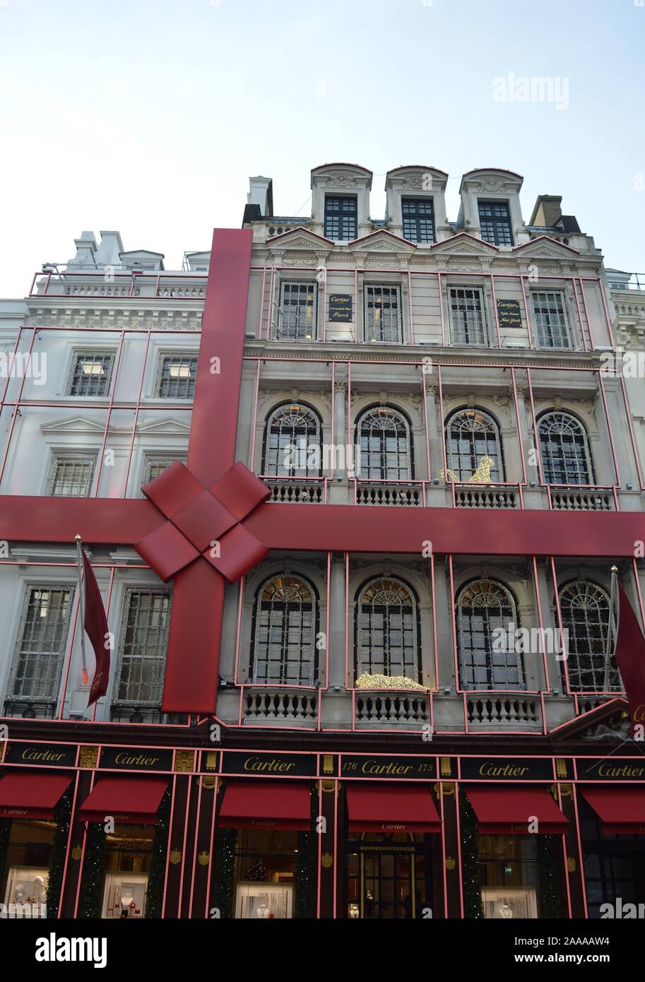 London, Großbritannien. November 2019, 20. Weihnachts-Fenster-Anzeige von Cartier in Old Bond Street. Stockfoto