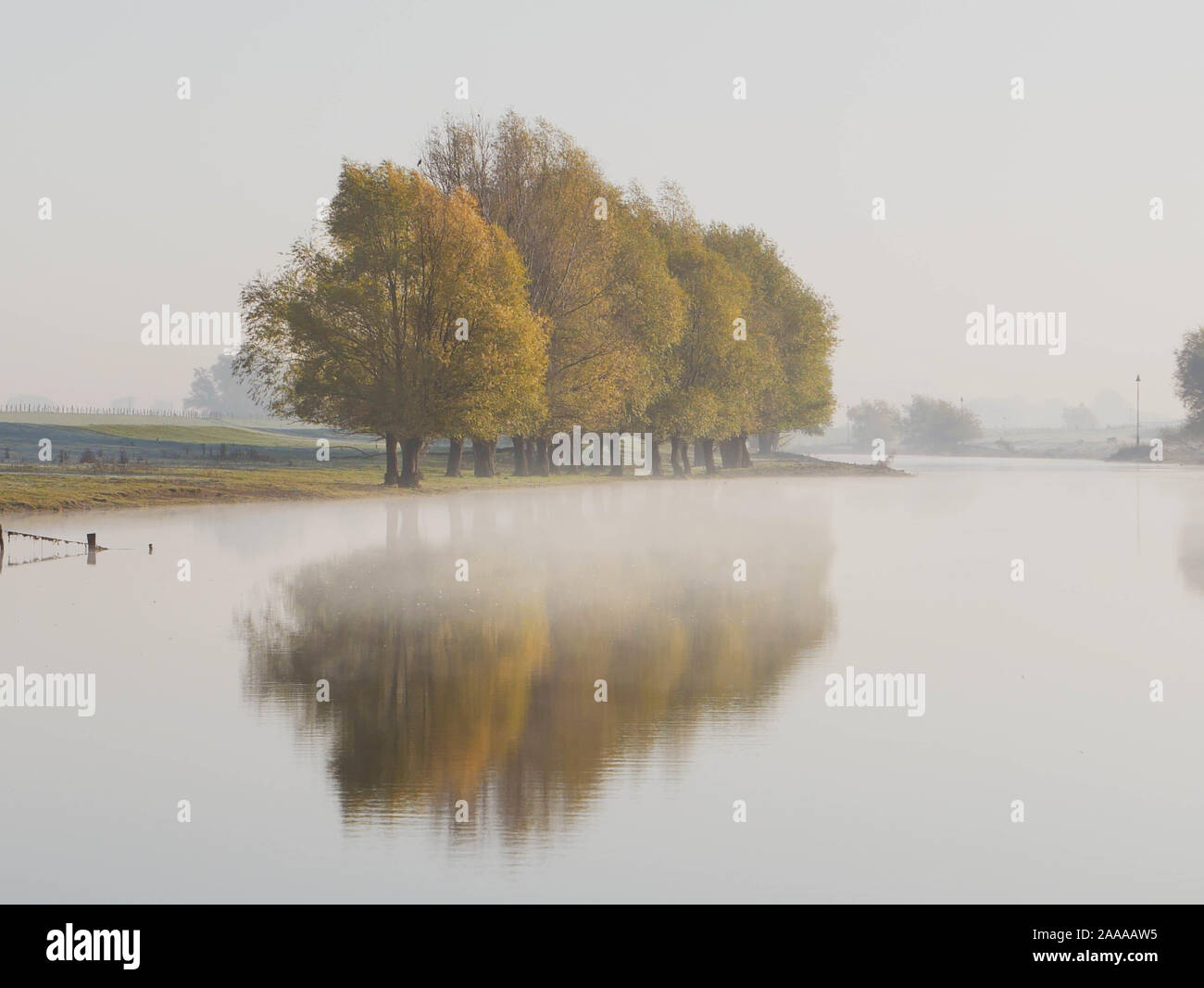 Bäume im Herbst Farben reflektieren auf der Oberfläche eines kleinen Sees Stockfoto