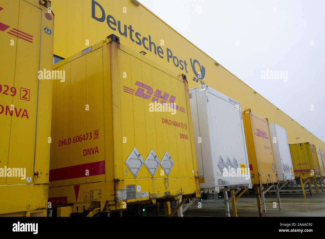 Bochum, Deutschland. Nov, 2019 18. Äußere des Paketzentrums mit Ladebrücken, Container Lkw-Rampen. Die Inbetriebnahme der neuen mega Paketzentrum der Deutschen Post DHL in Bochum, 18.11.2019. | Verwendung der weltweiten Kredit: dpa/Alamy leben Nachrichten Stockfoto