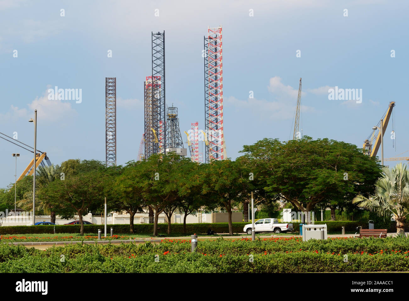 Öl bohren am Jumeirah Strand, Dubai, VAE Stockfoto